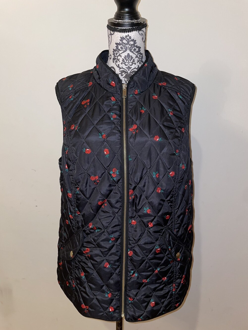 Charter Club Black & Red Floral Quilted Puffer Vest Size Large Like New - Picture 2 of 11